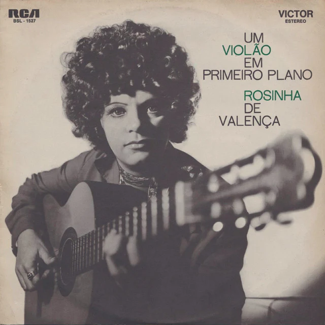 Um Violão Em Primeiro Plano